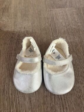 NWOT. Janie and Jack. Baby Silver Faux Fur Mary Jane Flat Shoe.